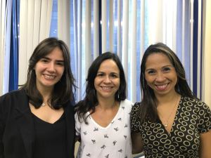 A conselheira da Subcomissão de Voz do CREFONO1, Marcia Mehta (CRFa 1-8827), ao lado de Julianna Ferrer e Viviane Fontes, acompanhou o treinamento 